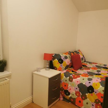 Lovely Spacious Room Near Train Station And University Dallington  Exteriér fotografie
